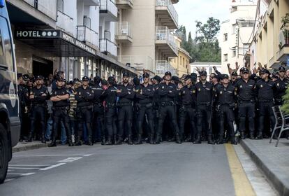En el Hotel Mont Palau de Pineda de Mar se han vivido momentos de tensión durante el escrache que se ha organizado contra la policía nacional.