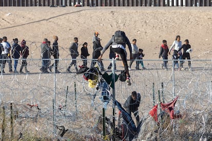 Migrantes escalan la malla ciclónica instalada por la Guardia Nacional de Texas, Estados Unidos. En marzo del  2024.