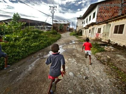 Varios niños corren por una calzada colombiana.
