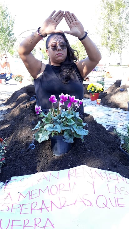 Laura Magnolia Hoyos, hija de una activista: Diversas amenazas, por ser hija de la activista María Esperanza Ramírez, me obligaron a abandonar mi país y la mitad de mi familia, amores y afectos. Sembrarme significa dejar muestra y reivindicar que estamos en el exilio por nuestras muertas, por nuestros muertos, por nuestros jóvenes y por el colectivo LGTBI al que pertenezco y que también se viene viendo amenazado en medio del conflicto.