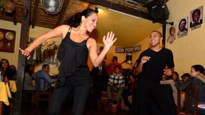 M&uacute;sica y danza tradicionales en la pe&ntilde;a criolla Don Porfirio, en Lima.  