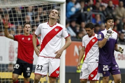 Delibasic se lamenta tras una ocasión fallada ante el portero de Osasuna Andrés Fernández.