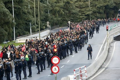 Agentes de la Policía Nacional tratan de impedir que el Sindicato de Estudiantes corte la A-6, esta mañana durante la jornada de huelga general.