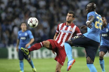 Leo Baptistao lucha por el balón presionado por el defensa francés Mangala.