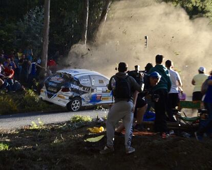 Momento en el que el coche arrolla al público en la curva.