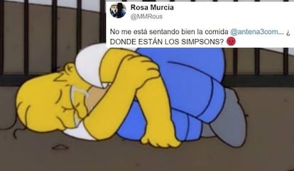 En el convulso universo televisivo en el que los programas van y vienen y ninguna fidelidad es eterna solo existía una realidad inmutable: si te sentabas a las 14:00 frente al televisor ahí estarían 'Los Simpson' esperándote en Antena 3. Así había sido al menos desde 1994. Pero el 2 de octubre, tras 23 años de ininterrumpidas aventuras de la familia más famosa de Springfield, la actualidad informativa, capitaneada por las noticias que llegaban a raudales de Cataluña, desplazaron a los amarillos de su franja estanca en favor de Arguiñano y 'La ruleta de la fortuna'. Todo un drama para los espectadores, a pesar de que algunos capítulos se han repetido más de 40 veces. La gente eligió Twitter como plataforma de protesta, como se aprecia en la imagen.