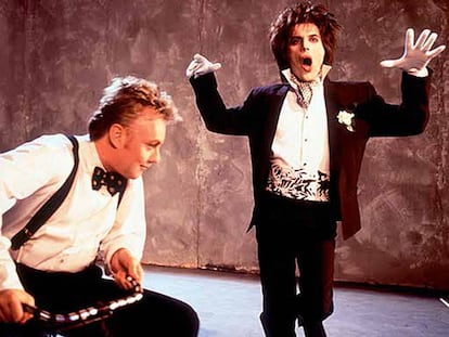 Roger Taylor y Freddie Mercury posan para una imagen de ‘Innuendo’.
