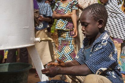 Las escuelas cuentan con planes de sensibilización para los más pequeños sobre la importancia de la higiene y el saneamiento para impedir el contagio de enfermedades. Los alumnos de la guardería Deyzebon de Niamey, como el niño de la imagen, se lavan varias veces las manos al día, sobretodo, antes y después de ir al baño. La consciencia de los más pequeños, que a su vez sensibilizan a sus padres, debe servir para erradicar enfermedades en el futuro.