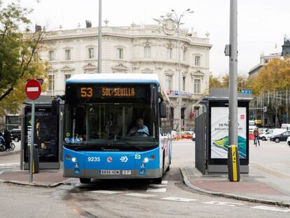 En la foto, un autobús de la EMT en una de las paradas de la Plaza de Cibeles.