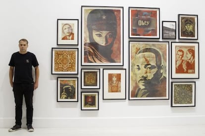 El artista Shepard Fairey posa ante su obra en el CAC de Malaga.