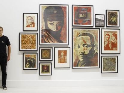 El artista Shepard Fairey posa ante su obra en el CAC de Malaga.