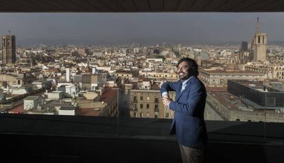 Dani Mòdol, a l’àtic de l’Ajuntament de Barcelona, amb la ciutat al fons.