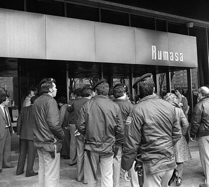 Despliegue de policía a la entrada del Banco de Jerez, del holding Rumasa, el 24 de febrero de 1983.