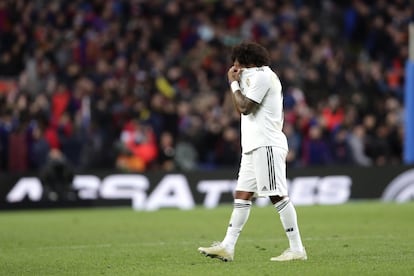 El defensa del Real Madrid Marcelo se lamenta durante el partido.