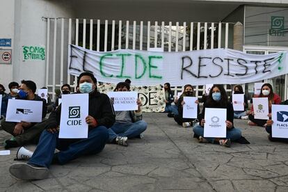 La protesta de los estudiantes afuera de la sede del CIDE, en Ciudad de México. este lunes.