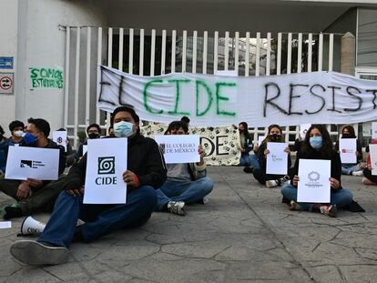 La protesta de los estudiantes afuera de la sede del CIDE, en Ciudad de México. este lunes.