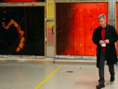 Darío Urzay ante los paneles que conforman la obra que ha donado al Guggenheim.