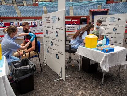 Inicio de vacunación en la Plaza de toros de Illumbe en San Sebastián.