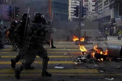 La policía llega para dispersar a los manifestantes antigubernamentales en Hong Kong.