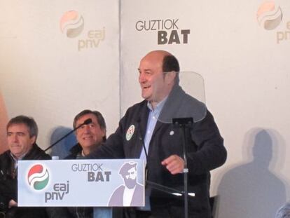 Andoni Ortuzar interviene en un acto del PNV celebrado en Sukarrieta.