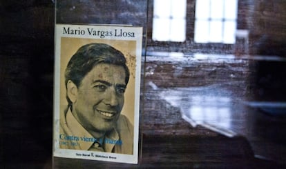 Ejemplar de libro 'Contra y viento y marea' de Vargas Llosa en la Biblioteca de la casa de Porras Barrenechea.