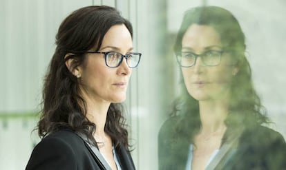 Carrie-Anne Moss, en la serie 'Humans'.