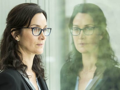 Carrie-Anne Moss, en la serie &#039;Humans&#039;.