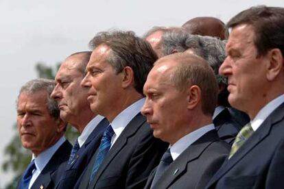 De izquierda a derecha, George W. Bush, Jacques Chirac, Tony Blair, Vladímir Putin y Gerhard Schröder, ayer en Gleneagles.