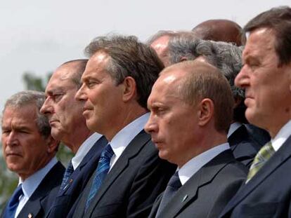 De izquierda a derecha, George W. Bush, Jacques Chirac, Tony Blair, Vladímir Putin y Gerhard Schröder, ayer en Gleneagles.