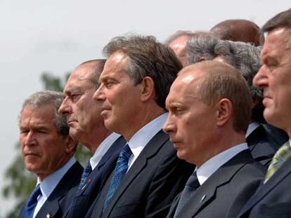 De izquierda a derecha, George W. Bush, Jacques Chirac, Tony Blair, Vladímir Putin y Gerhard Schröder, ayer en Gleneagles.