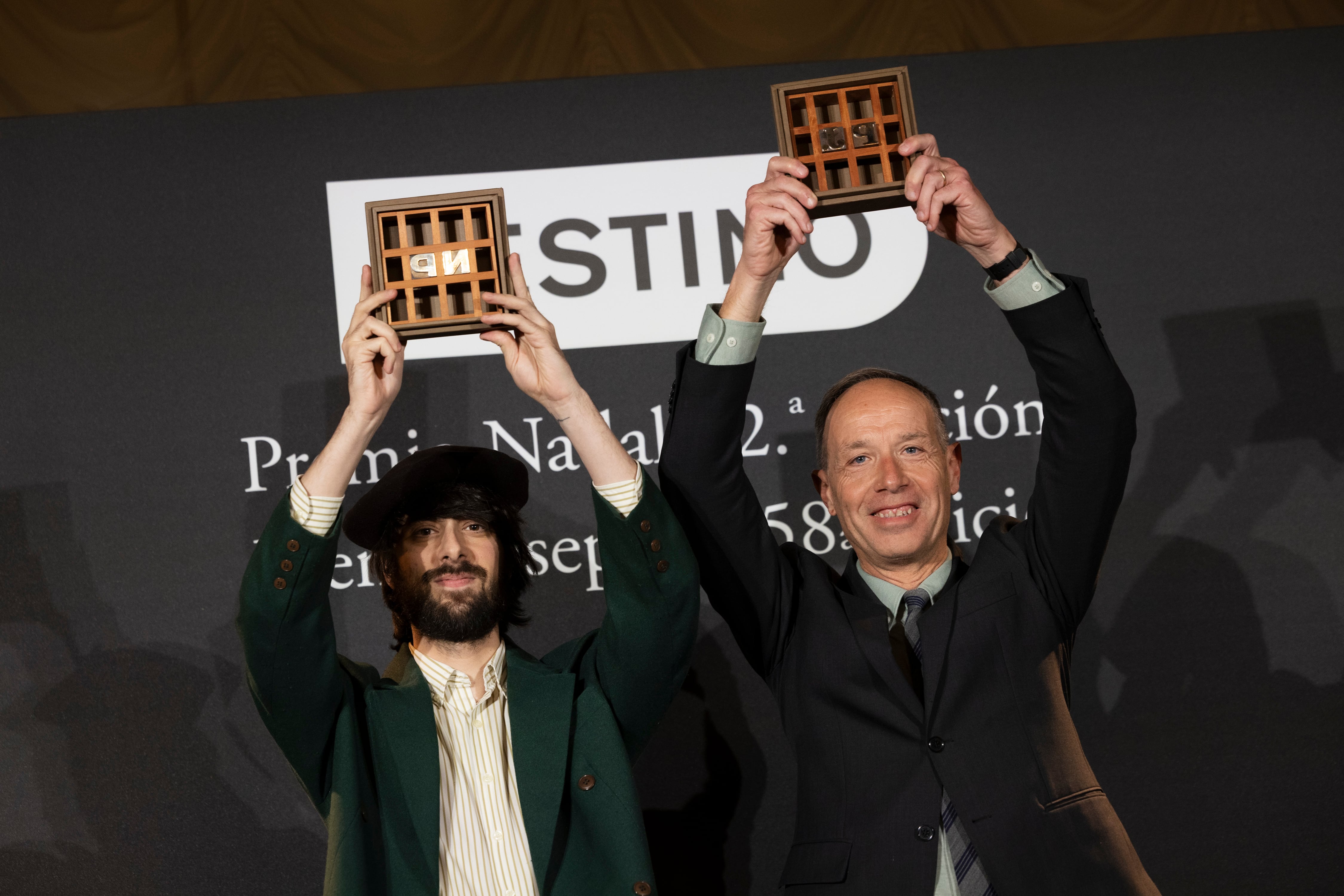 David Uclés y Francesc Torralba alzan sus galardones.