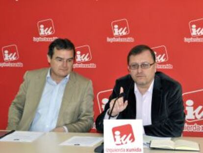 El coordinador general de IU en Asturias, Jesús Iglesias (derecha), y el secretario de Organización, Ángel González, el jueves pasado.