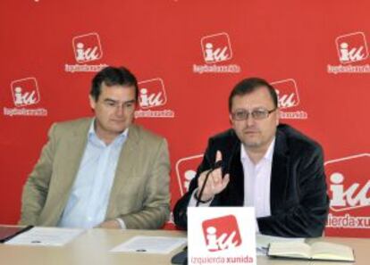 El coordinador general de IU en Asturias, Jesús Iglesias (derecha), y el secretario de Organización, Ángel González, el jueves pasado.