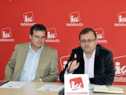 El coordinador general de IU en Asturias, Jesús Iglesias (derecha), y el secretario de Organización, Ángel González, el jueves pasado.