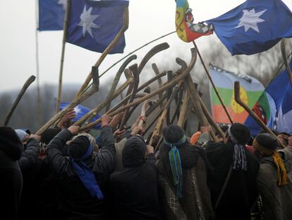 Indígenas mapuche se reúnen para hablar del conflicto con el gobierno chileno en Carucautin, en agosto de 2020.