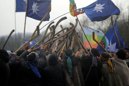 Indígenas mapuche se reúnen para hablar del conflicto con el gobierno chileno en Carucautin, en agosto de 2020.