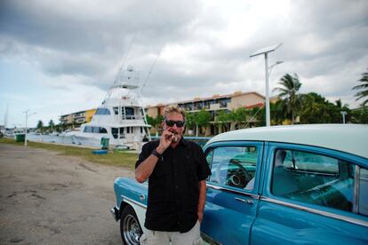 John McAfee apura un cigarrillo antes de tomar un taxi hacia Marina Hemingway, en La Habana, Cuba, en julio de 2019.