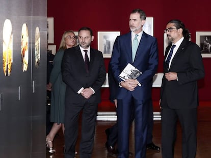 El Rey, con el ministro de Fomento, José Luis Ábalos, y el comisario de la exposición ¡Volar!, Ángel Sánchez Serrano.