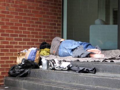 Una mujer durmiendo en la calle. 