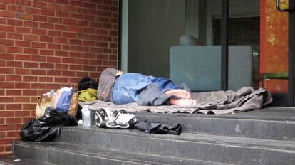 Una mujer durmiendo en la calle.