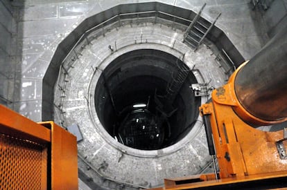 Vista al reactor de la central nuclear de Zwentendorf. El ambiente aquí tiene algo de terrorífico: suelos de rejilla de metal que deja entrever cables e instrumentos, tuberías que nos rodean en todas direcciones, el aire es pesado y el eco de los pasos resuena por toda la zona.