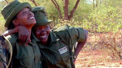 Dos de las jóvenes que participan en un programa para evitar la caza furtiva de animales en Kenia.
