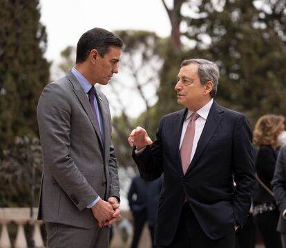 El presidente del Gobierno, Pedro Sánchez, junto al jefe del Consejo de Ministros italiano, Mario Draghi.