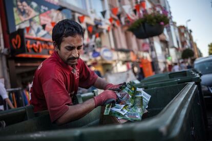 Papel, plástico y metal son los tres materiales que suponen el sustento de Ibrar y su familia que le espera en Pakistán.