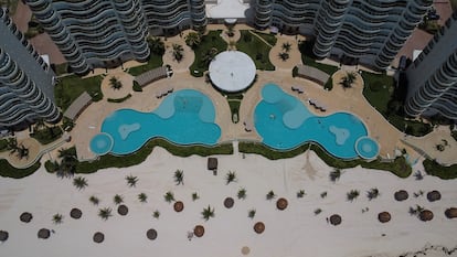 El inmobilario de las piscinas de un hotel en Cancún ha sido retirado antes de la llegada del huracán, este miércoles.