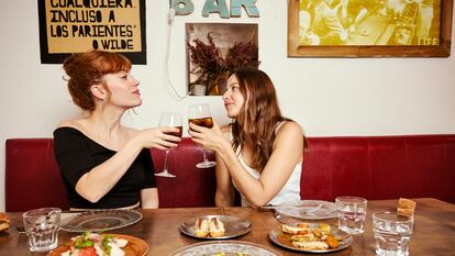 Las actrices Itsaso Arana (izquierda) e Irene Escolar disfrutan de su comida y de su conversación en el restaurante La Taberna Errante, en Madrid.