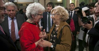 La periodista Soledad Gallego-Díaz y la alcaldesa de Madrid, Manuela Carmena.