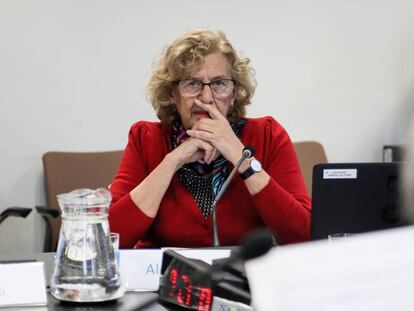 La alcaldesa Manuela Carmena en una comisión municipal.