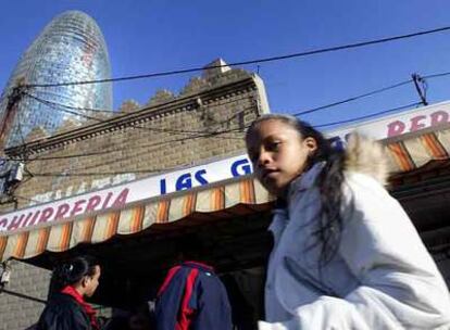 La Torre Agbar, edificio proyectado por el arquitecto francés Jean Nouvel, se asoma por encima de la fachada de una churrería en el barrio barcelonés de Poblenou.
La antigua fábrica de Can Jaumandreu, en la Rambla de Poblenou, sede de la Universitat Oberta de Catalunya.