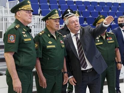 El general Alexander Dvórnikov (primero por la izquierda), junto al ministro ruso de Defensa, Serguéi Shoigú, y el gobernador de Rostov, Vasily Golubev, en una visita a Rostov del Don en julio de 2021.